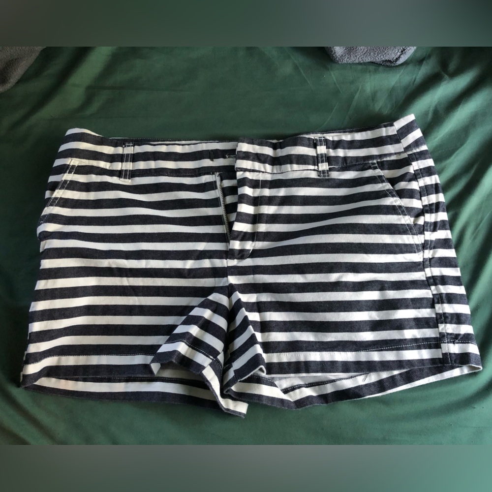 Khaki by gap 3” striped shorts size 12